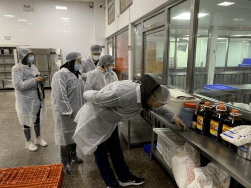 家校攜手嚴(yán)把配餐質(zhì)量關(guān)，共守食品安全線——中心小學(xué)校領(lǐng)導(dǎo)及家委會(huì)代表考察配餐公司攝像與制作服務(wù)